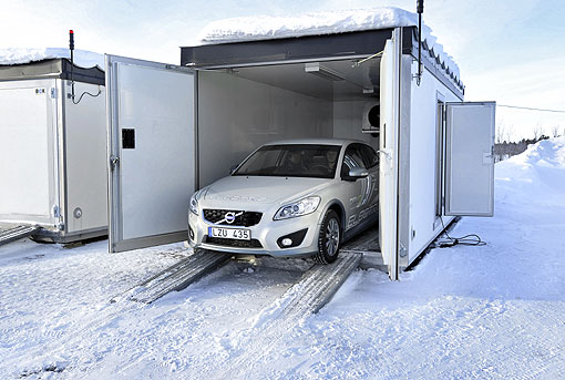 对应严冬考验,volvo c30电动车进行雪地耐久测高清图片