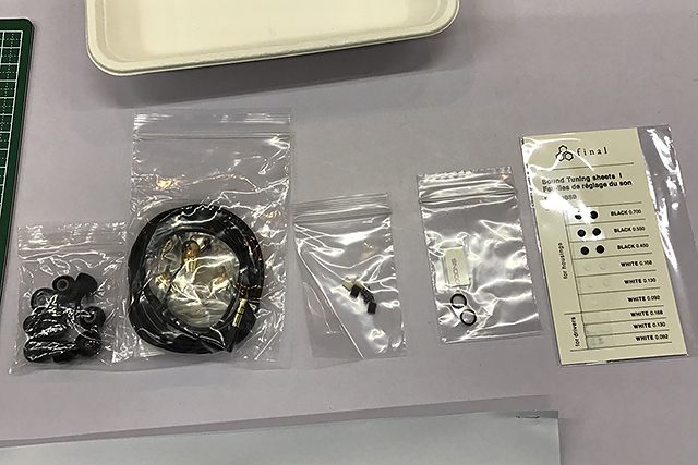 TANE八代目DIY KIT的零件由左至右包含:1、耳塞;2、單體與後半筐體;3、海綿;4、雙面膠布與海綿圈;5、各式調音貼片。