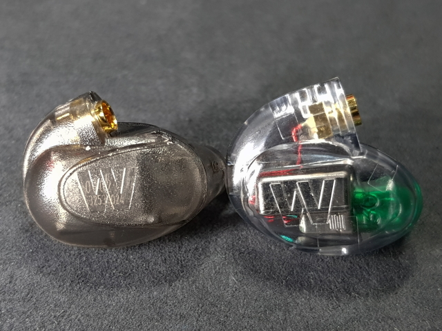 左側是前代UM Pro 30,採用霧黑色的半透明外殼,隱隱約約可以看見裡面有3只平衡電樞單體。右側則是現役的新版本,外殼改採用「Water-clear」的透明設計,一眼就能看清楚耳機內部結構、導線與單體數量,照片中看到綠色的部分是導音管結構,而綠色則是UM Pro 30的專屬顏色,如果是橙色為UM Pro 10、藍色為UM Pro 20、最高階的UM Pro 50則為黑色。