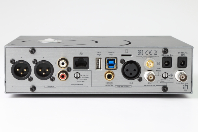 iFi Pro iDSD除了可以透過USB Type B 3.0端子接收來自電腦的數位音檔,也支援DLNA、Airplay等播放方式。