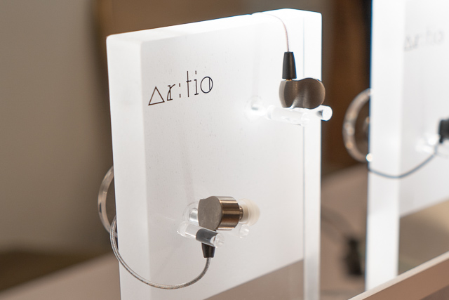 Ar:tio RK01耳道耳機,採用鈦合金材料打造耳機外殼,內部使用一顆10mm動圈單體,並且具備兩種Ar:tio專利的聲學平衡系統。