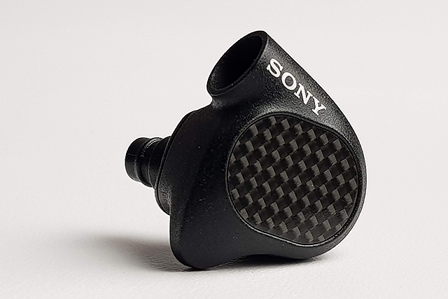 Sony IER-M9耳機,採用鎂合金外殼配上碳纖維,材質輕且有低共振的特性。
