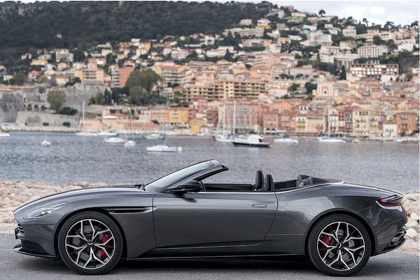 Aston Martin Db11 Volante 配備 U Car 新車