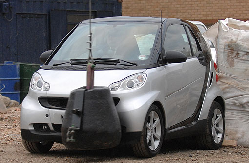 安全篇的广告中,一辆smart fortwo被一公吨重的大铁球,以40公里的时速