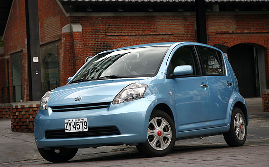 相较於前代sirion车型纯然的浑圆风格,现行sirion则在承袭可爱的圆弧