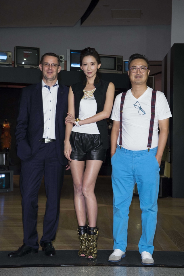 宾士总裁迈尔肯先生(左起),design gallery时尚设计艺廊策展人林志玲