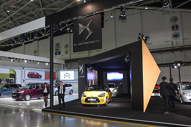 ds今年展区采大量黑色元素设计,以突显其奢华品牌象徵.
