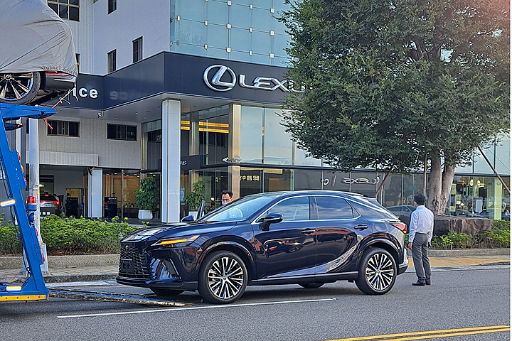 [間諜照]Lexus新世代RX進駐展間網友直擊，經銷通路端傳2022年11月底國內上市 | U-CAR新聞