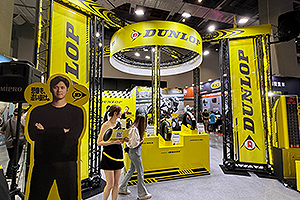 味全小龍女助陣Dunlop
新品Q5A領軍重機展	