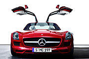 鷗翼再展Mercedes-Benz SLS AMG，翱翔法蘭克福