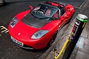 滿足英國環保客，Tesla Roadster電動跑車右駕版量產問世