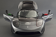 結合男人的最愛，瑞士TAG Heuer聯名打造Tesla Roadster
