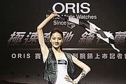 吳亞馨化身賽車女郎，Oris全新TT1系列錶款上市