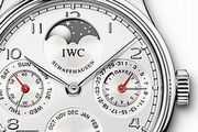 銀空灰月新面容，IWC葡萄牙萬年曆腕錶增設精鋼款式