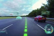 讓開車像打電動，Jaguar展示虛擬擋風玻璃技術