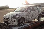 藏不住的動感身形，新世代Mazda2偽裝車機場現身
