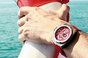 艷紅展現盛夏活力，崑崙海軍上將系列潮汐腕錶