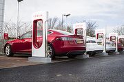 停好車就會自動充電，Tesla公佈自尋充電孔位機構原型影片