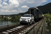 半自動越野駕駛技術發威，Land Rover Discovery Sport成功牽引108噸火車