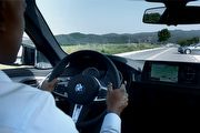 讓你放雙手開車，BMW展示下一代5 Series新科技