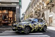 身披數位迷彩、掩藏原有樣貌，BMW X2現身米蘭時裝周