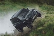 [勁廣告]Land Rover Defender大秀身手！Defender 110於《007生死交戰》中上演飛車特技