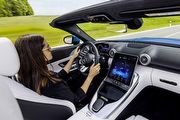 新世代Mercedes-AMG SL再度揭露資訊，中控螢幕角度可調、科技配備媲美S-Class