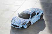 披著藍天白雲偽裝登場、車頂結構露餡，Maserati釋出首波MC20 Convertible上市預告