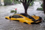 超強颶風 Ian 侵襲美國佛羅里達州，全球僅375輛 McLaren P1慘遭泡水，幸好底下有「這物」撐起
