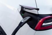 [U-EV] Tesla Supercharger V4超充站美國現蹤，充電纜線同步加長