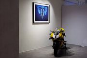 6月8日至6月30日展出「有龍」，AKA Automotive Arts呈現人體藝術攝影與Ducati機械工藝碰撞