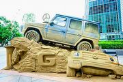 Mercedes-Benz首度戶外大型裝置藝術，G-Class沙雕展台現蹤臺北101