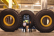 20吋跑胎不夠看，美國Titan推出63吋巨型工程機具輪胎